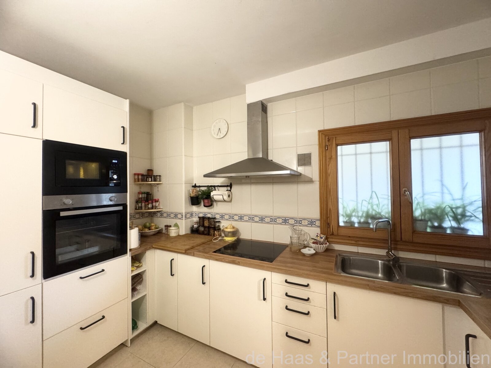 Stylish ground-floor flat with terrace and private parking space