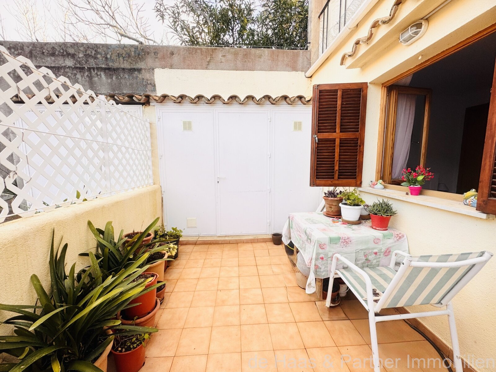 Stylish ground-floor flat with terrace and private parking space