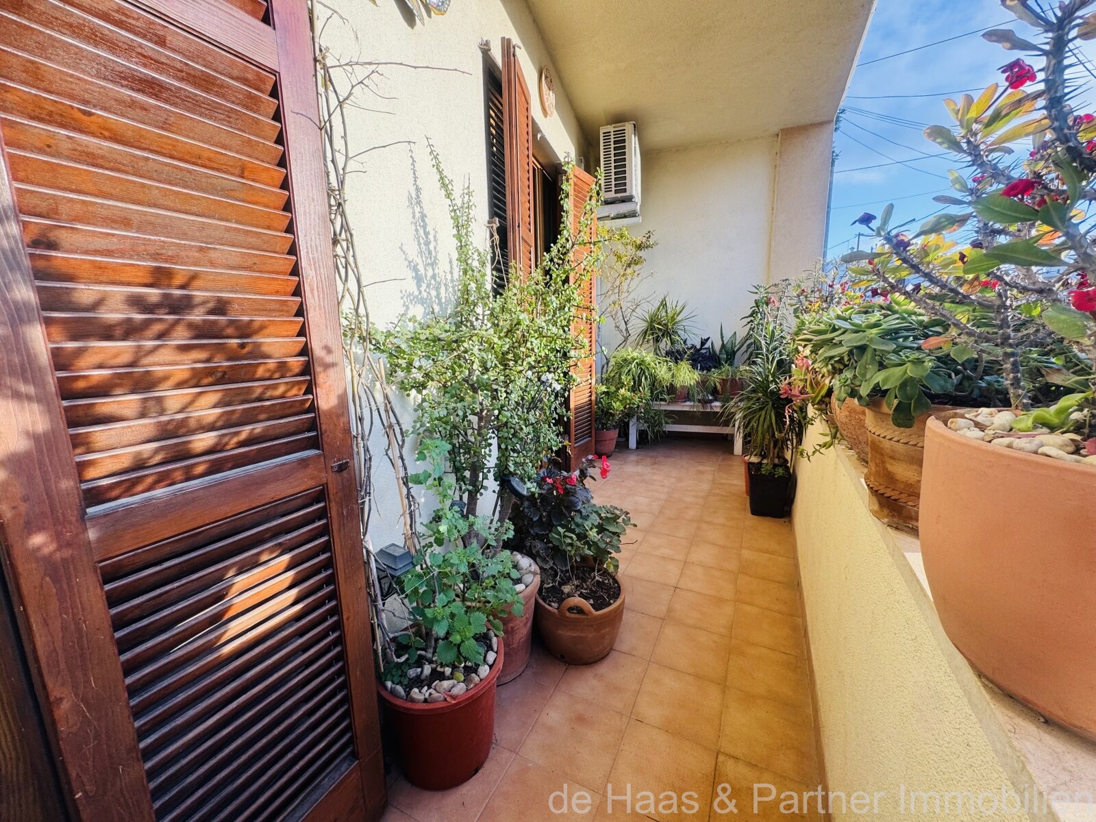 Stylish ground-floor flat with terrace and private parking space