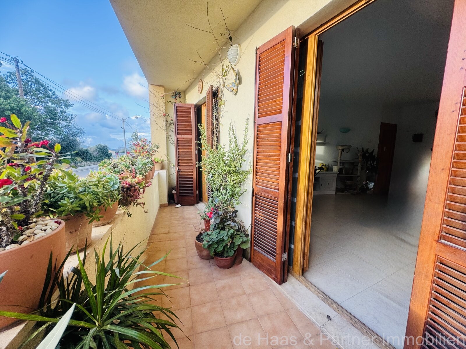 Stylish ground-floor flat with terrace and private parking space