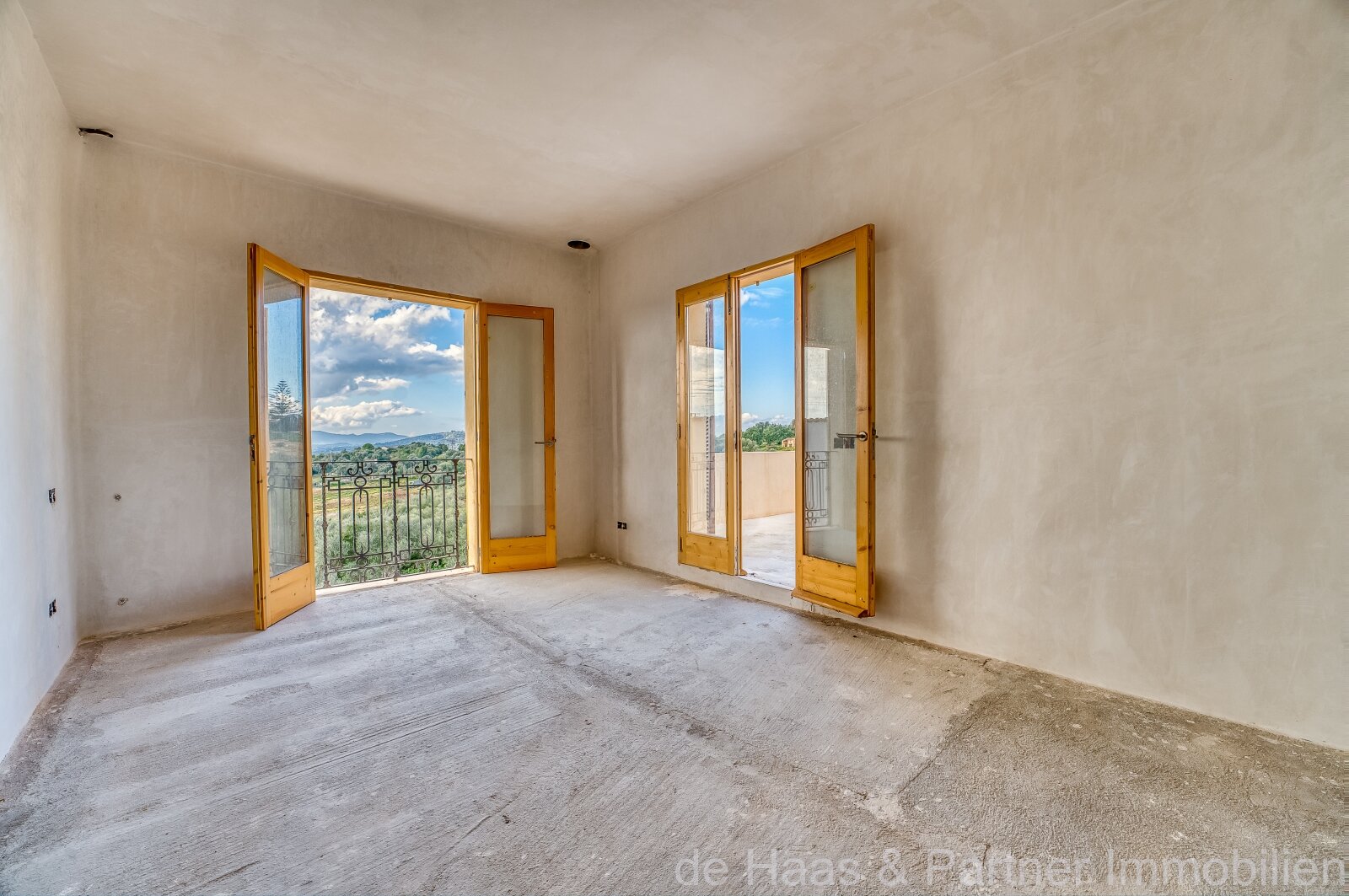 Charming finca with a lovely atmosphere and fantastic views stretching all the way to the sea 