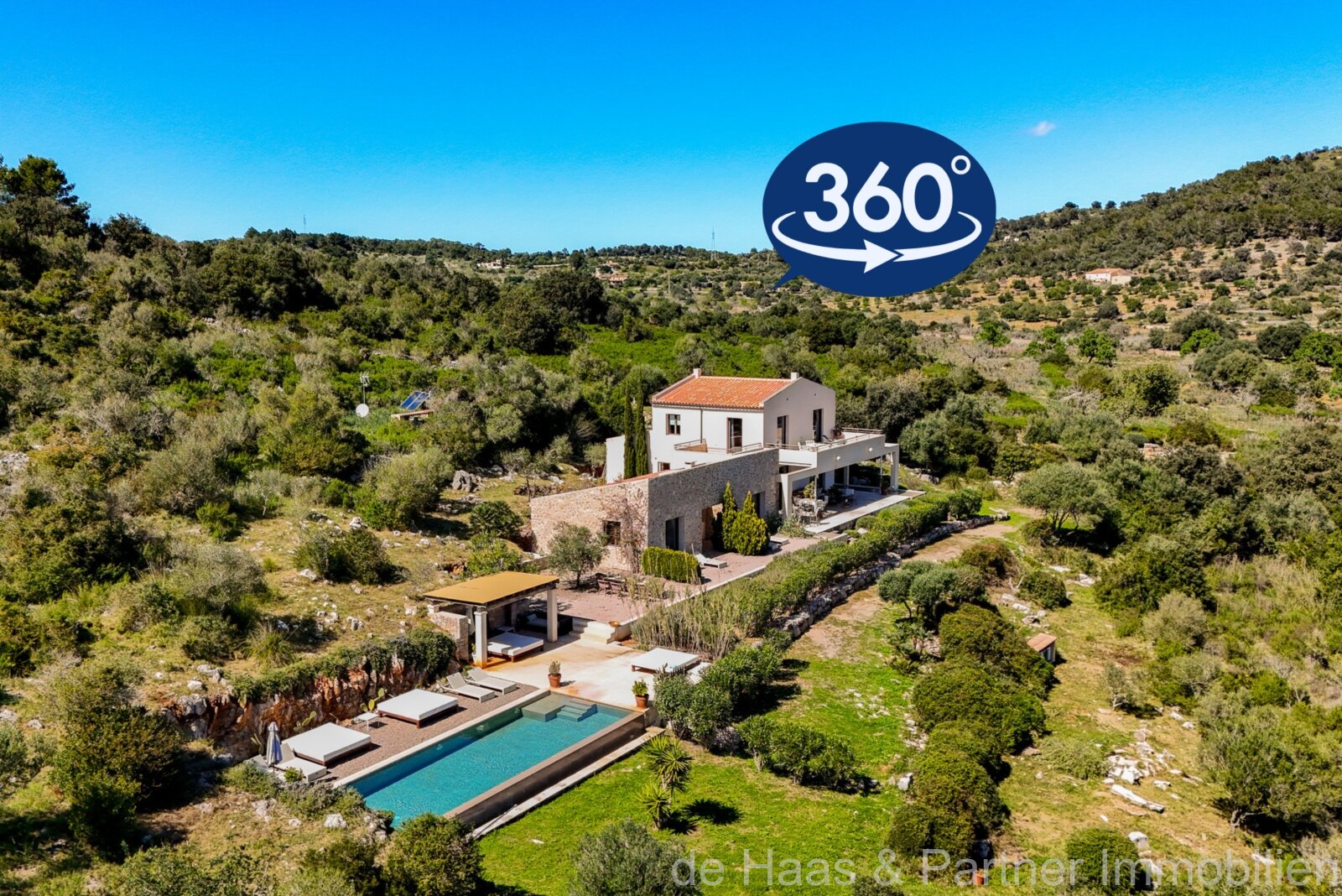 Very large finca in a prime location with fantastic views to the sea