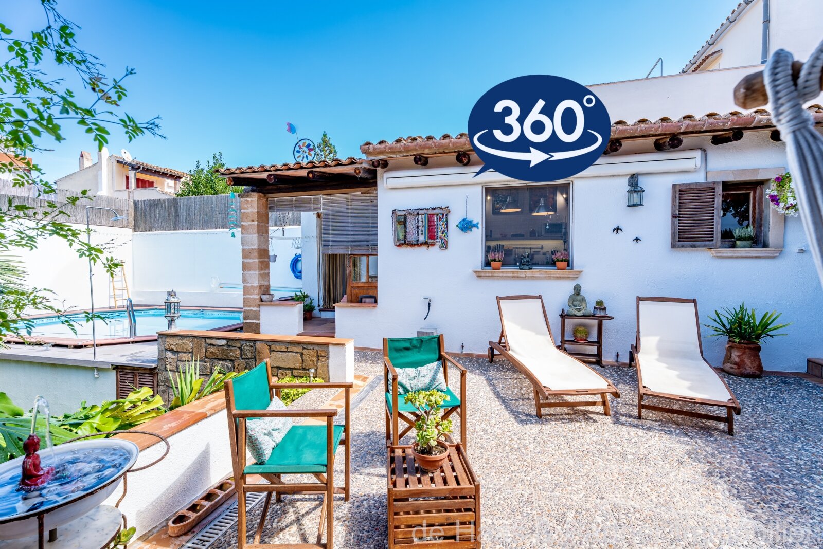 Charming townhouse with pool and small garden in a quiet location 