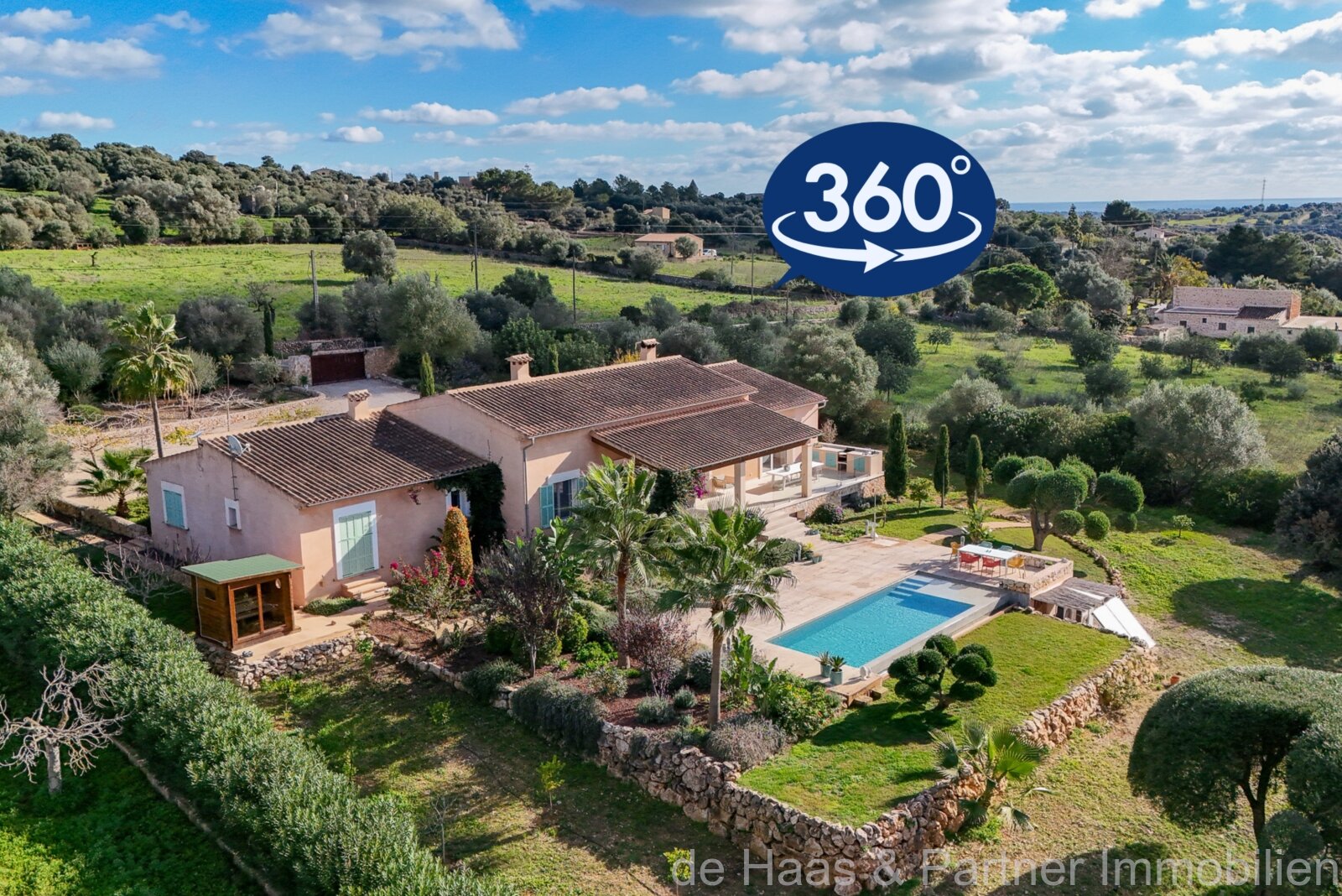 High-quality luxury finca with stunning views of the countryside, many extras and a rental license