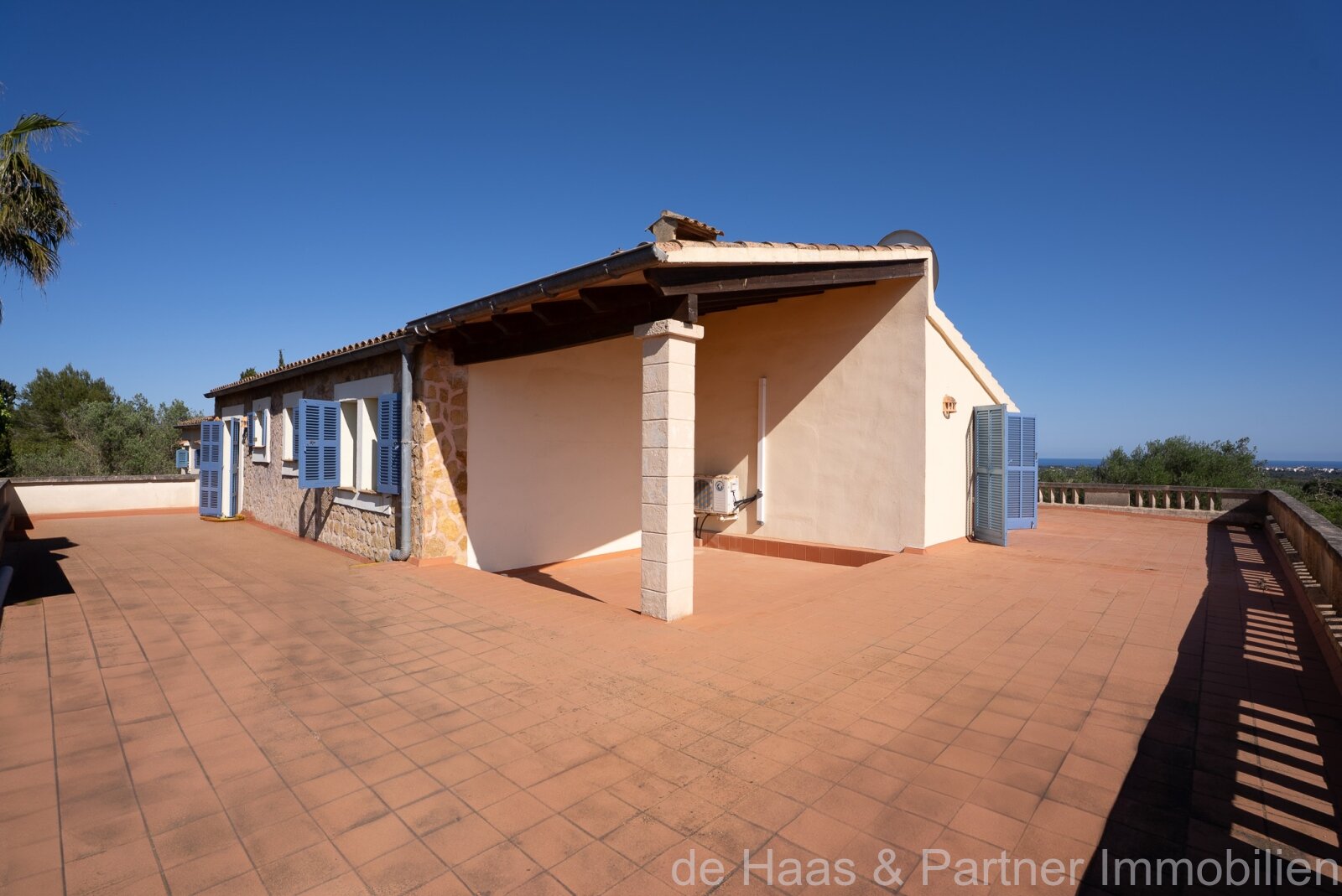 Large Mallorcan-style family finca with distant sea views, extensive gardens, lemon trees and a small casita 