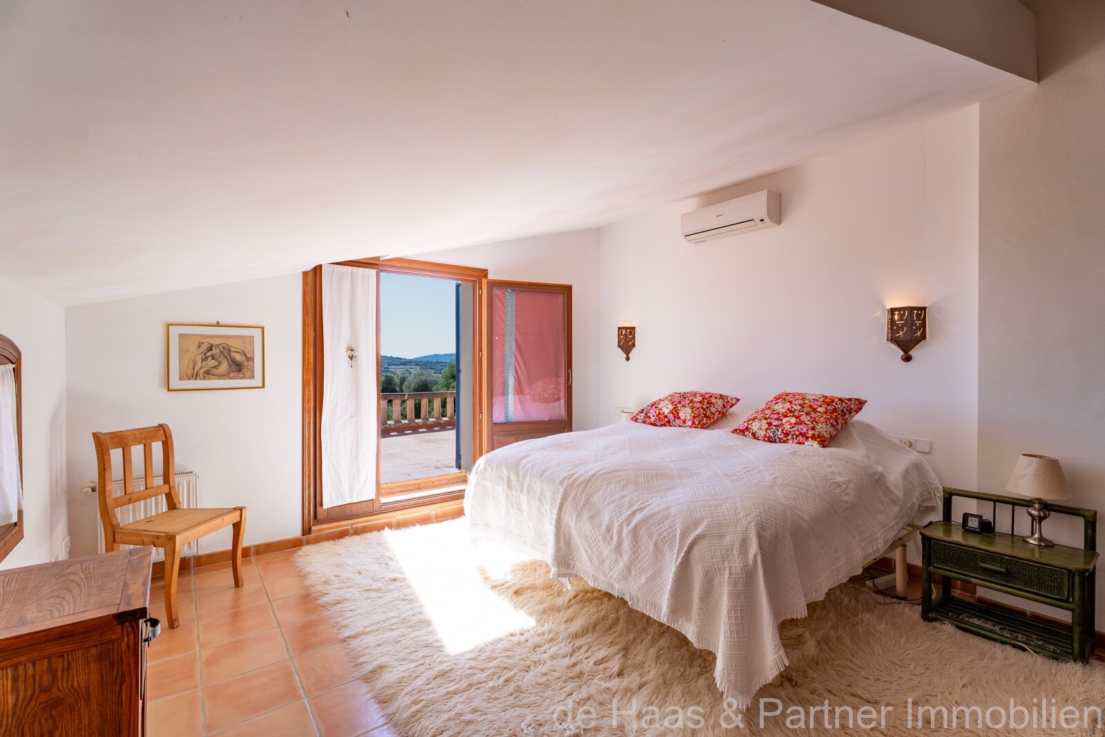 Large Mallorcan-style family finca with distant sea views, extensive gardens, lemon trees and a small casita 