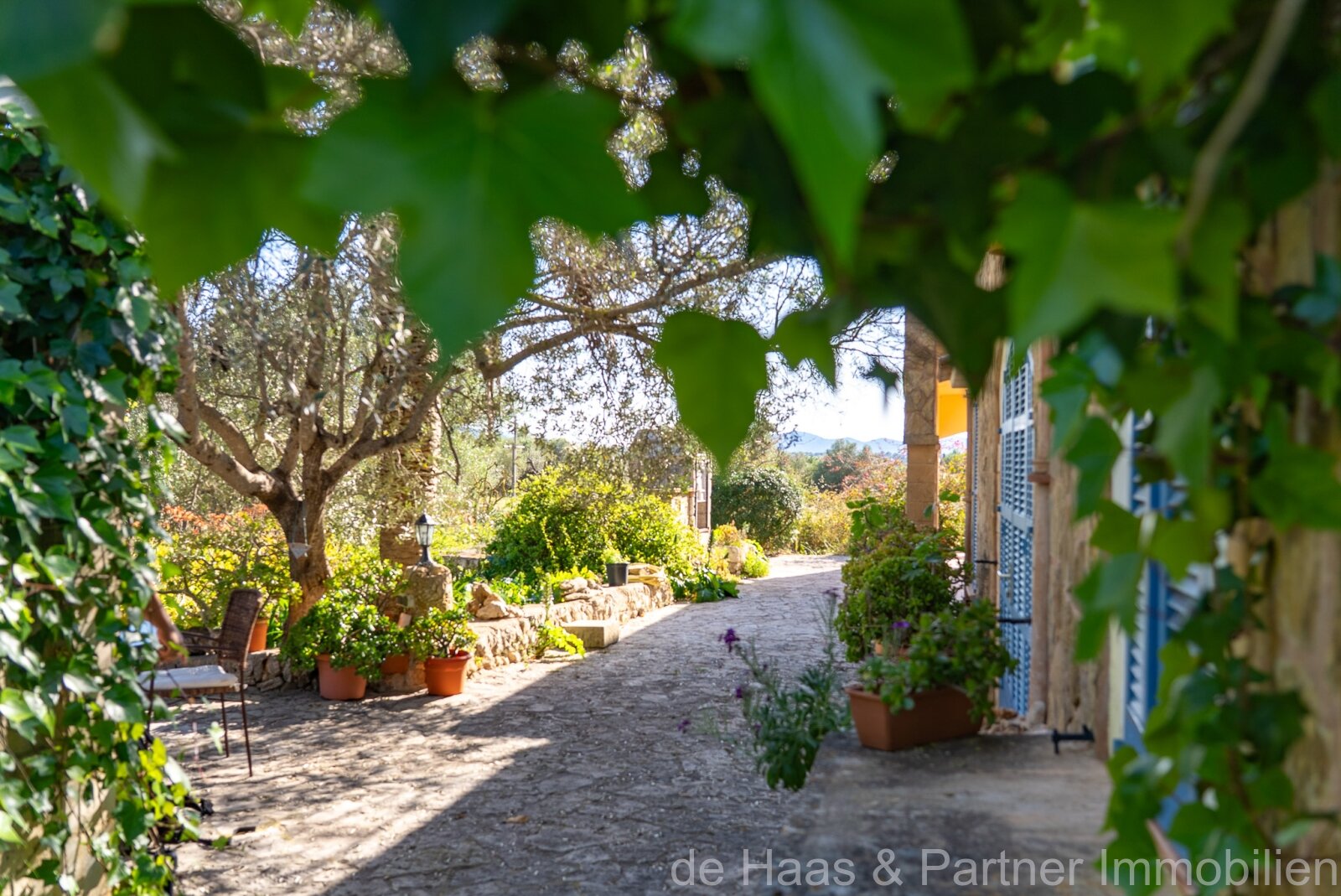 Large Mallorcan-style family finca with distant sea views, extensive gardens, lemon trees and a small casita 