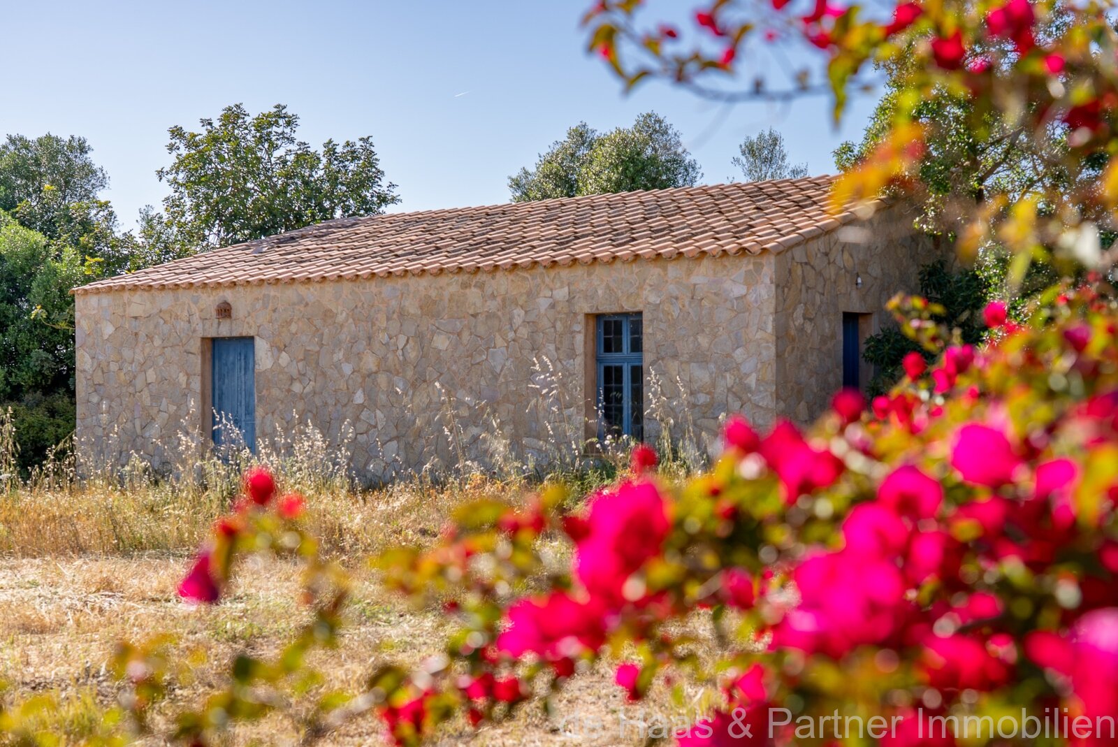 Large Mallorcan-style family finca with distant sea views, extensive gardens, lemon trees and a small casita 
