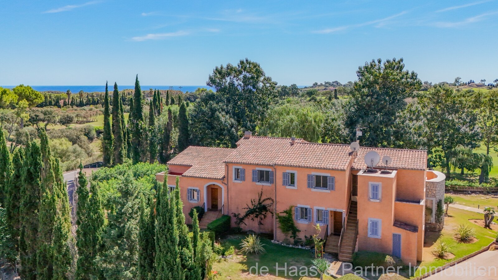 Stylish terraced house on the front line of the golf course at the Pula Golf Resort
