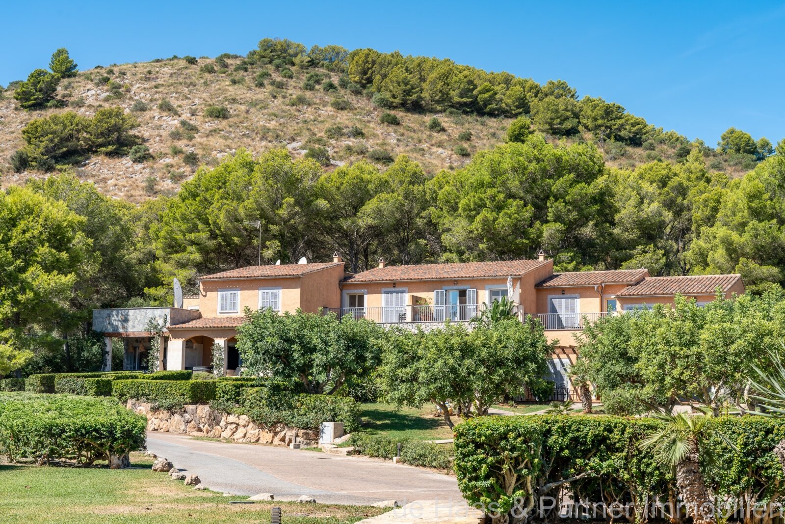 Stylish terraced house on the front line of the golf course at the Pula Golf Resort