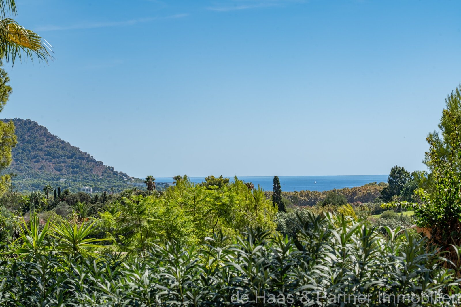 Stylish terraced house on the front line of the golf course at the Pula Golf Resort