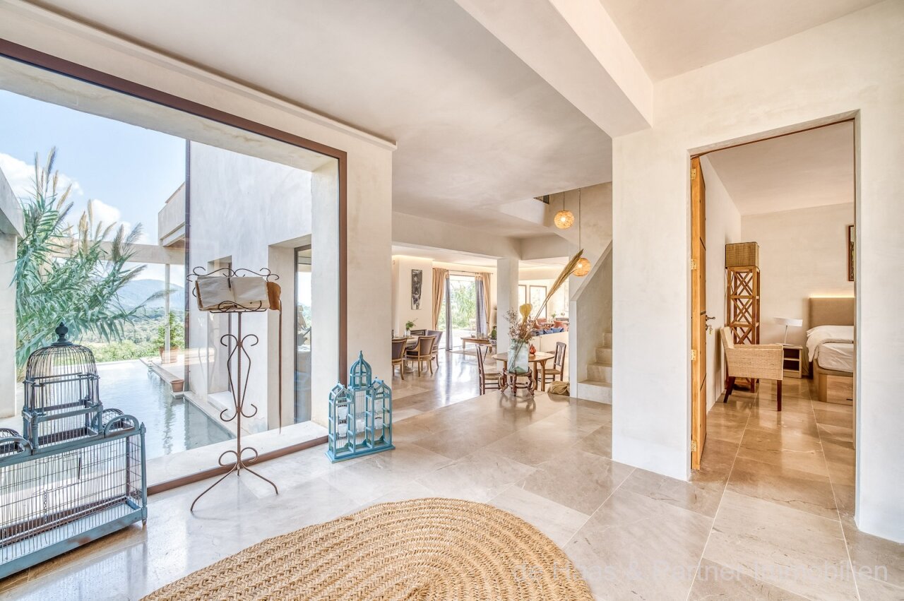 Very large finca in a prime location with fantastic views to the sea