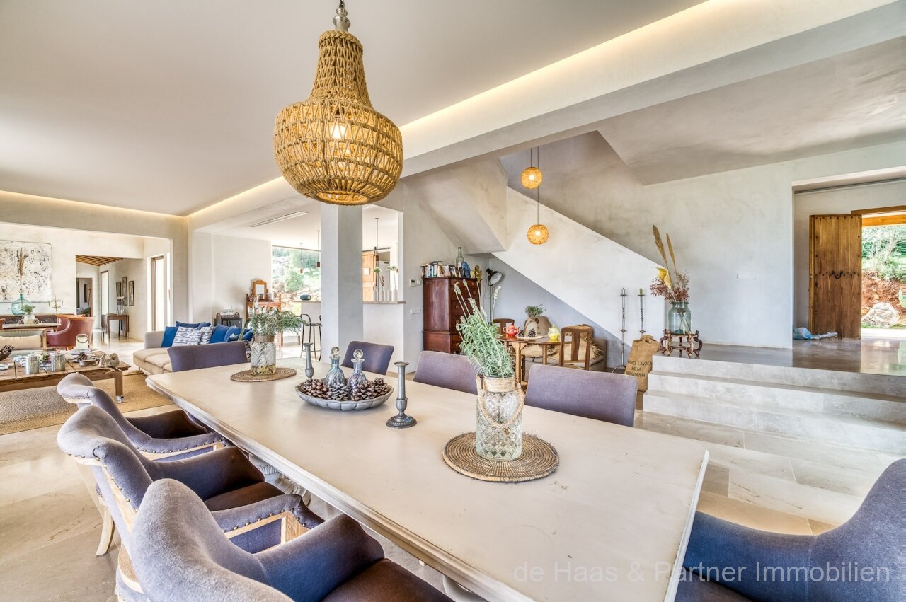 Very large finca in a prime location with fantastic views to the sea