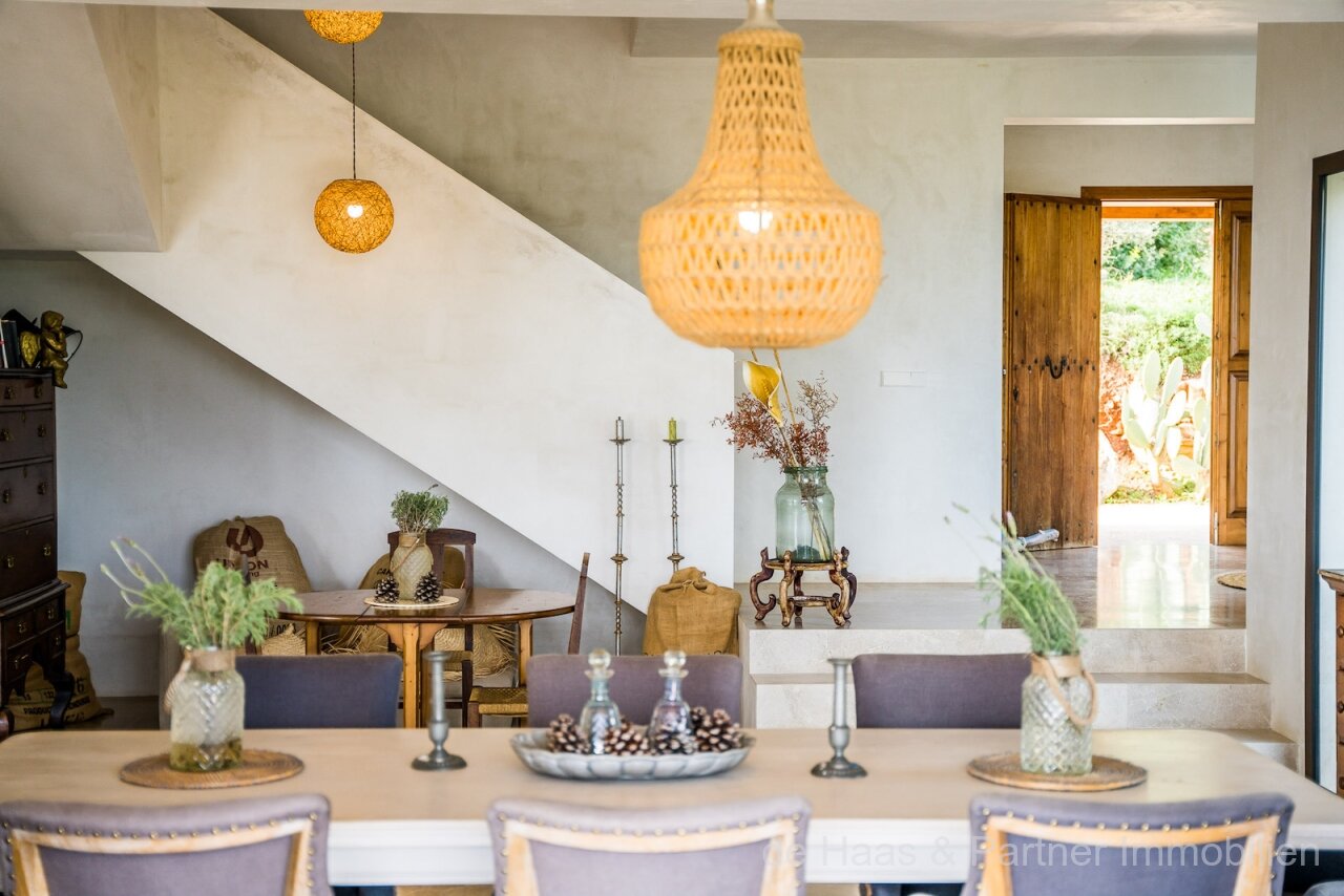 Very large finca in a prime location with fantastic views to the sea