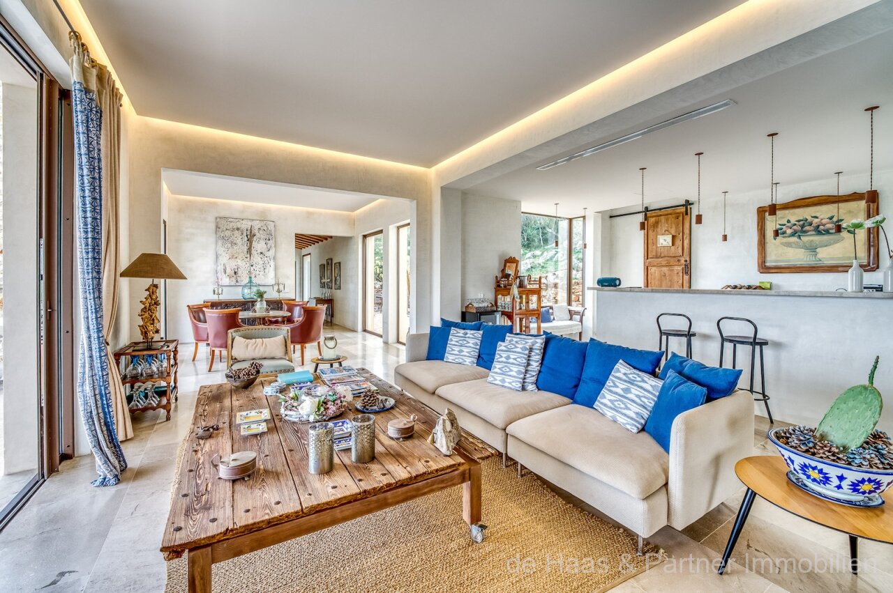 Very large finca in a prime location with fantastic views to the sea