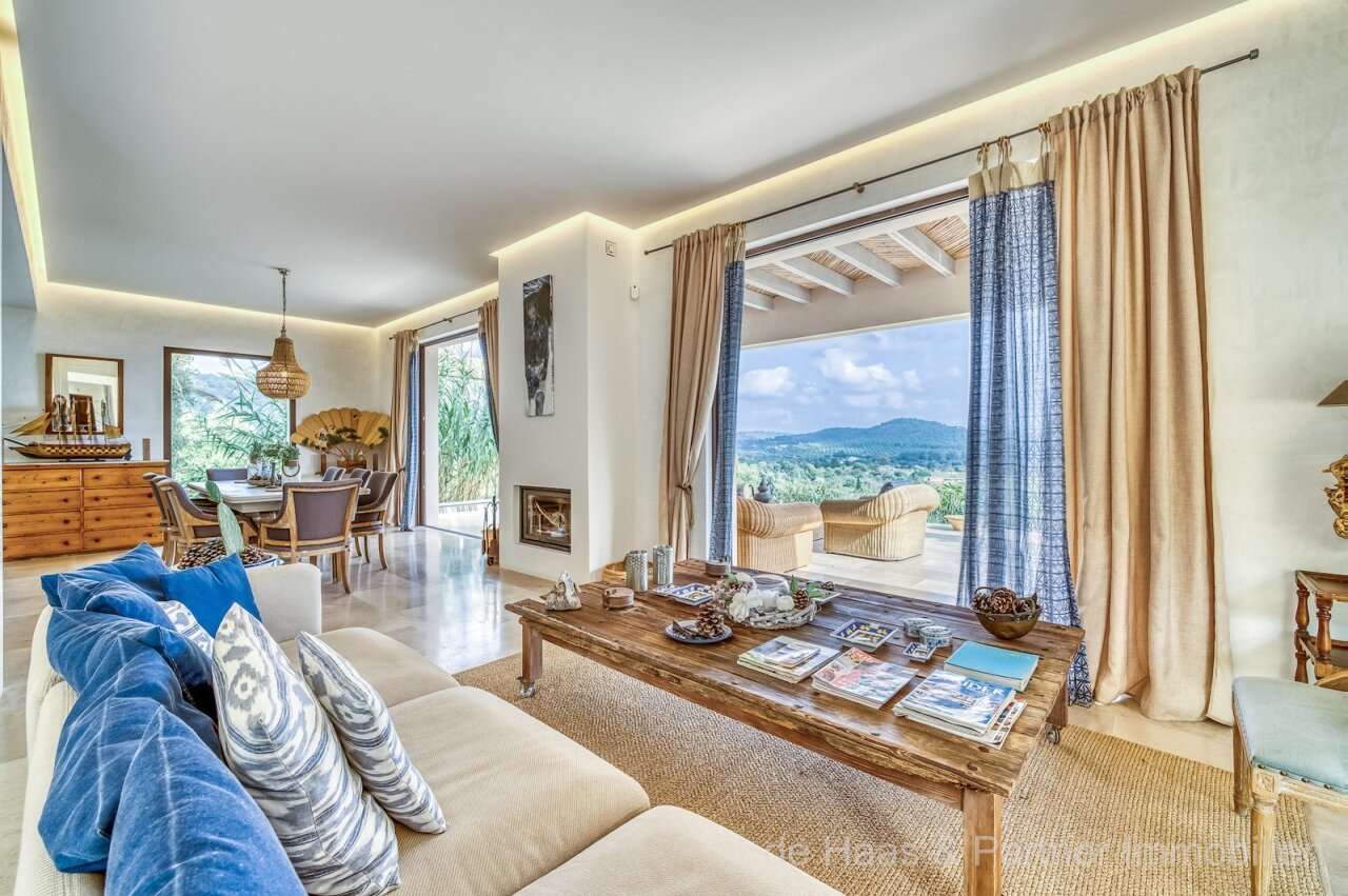 Very large finca in a prime location with fantastic views to the sea