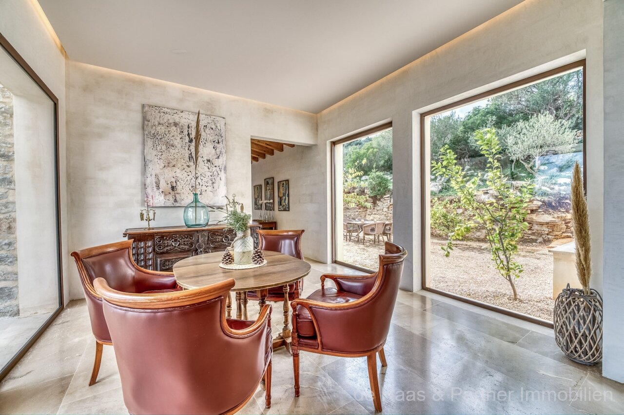 Very large finca in a prime location with fantastic views to the sea