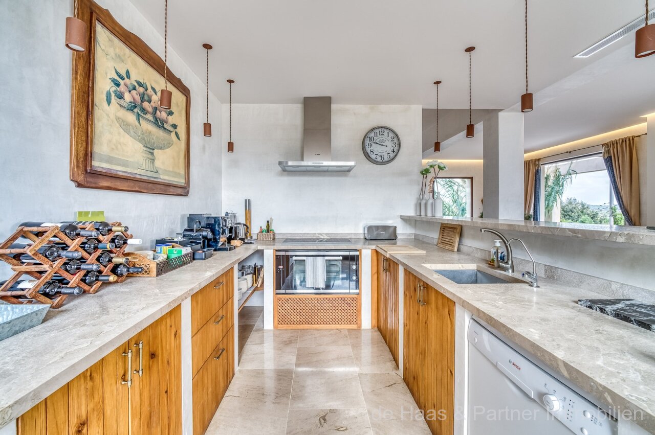 Very large finca in a prime location with fantastic views to the sea