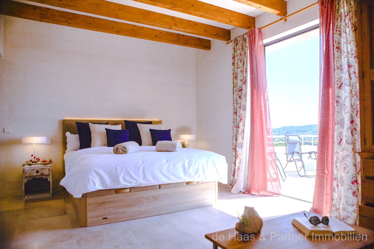 Very large finca in a prime location with fantastic views to the sea