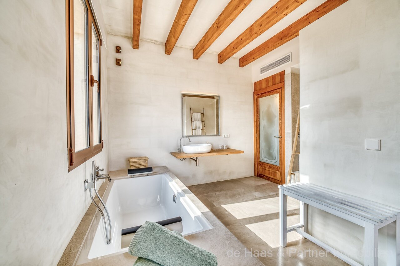 Very large finca in a prime location with fantastic views to the sea