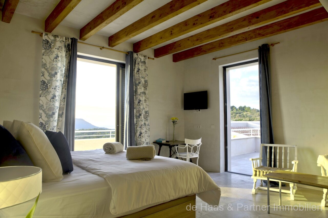 Very large finca in a prime location with fantastic views to the sea