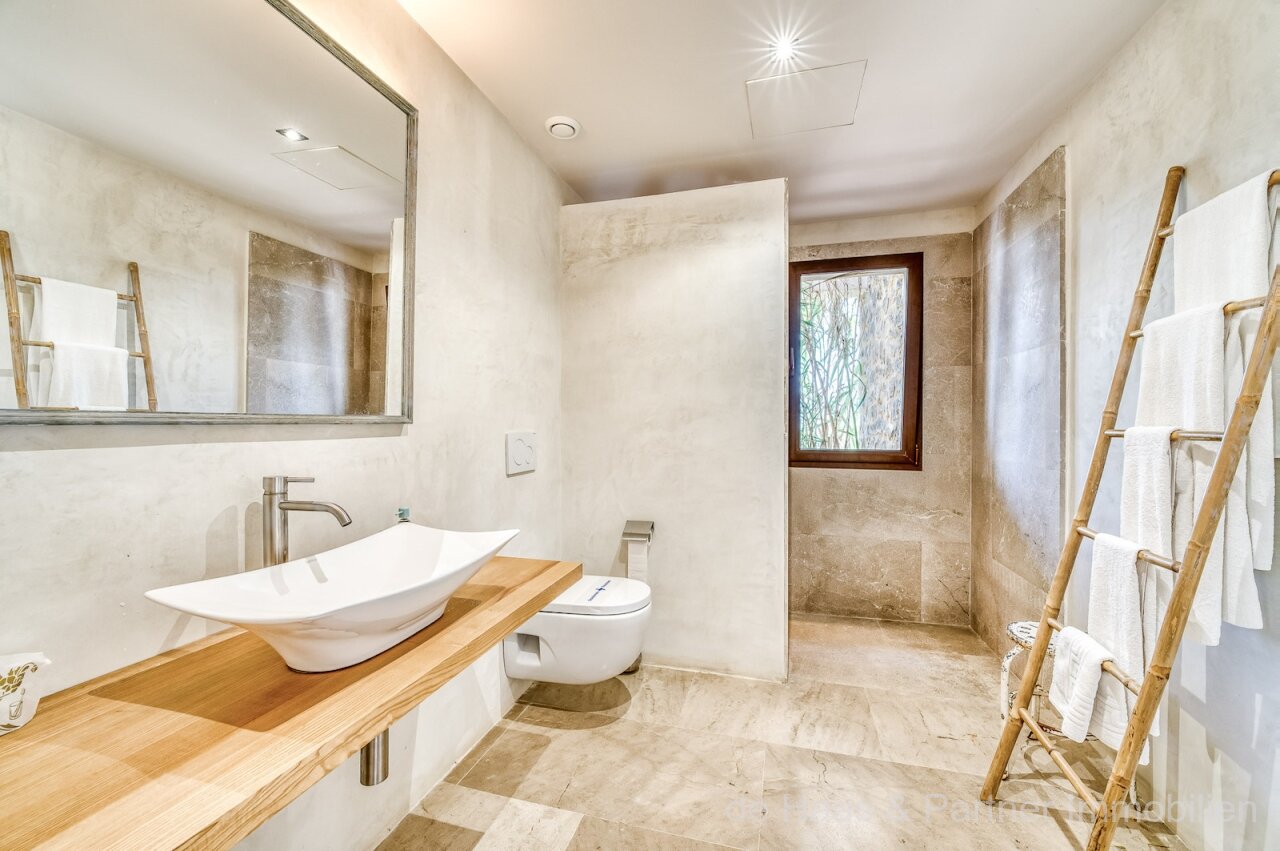 Very large finca in a prime location with fantastic views to the sea