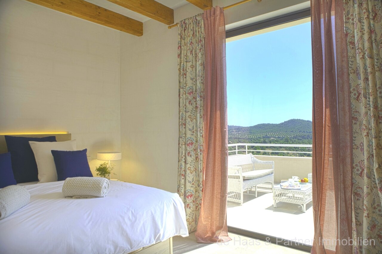 Very large finca in a prime location with fantastic views to the sea