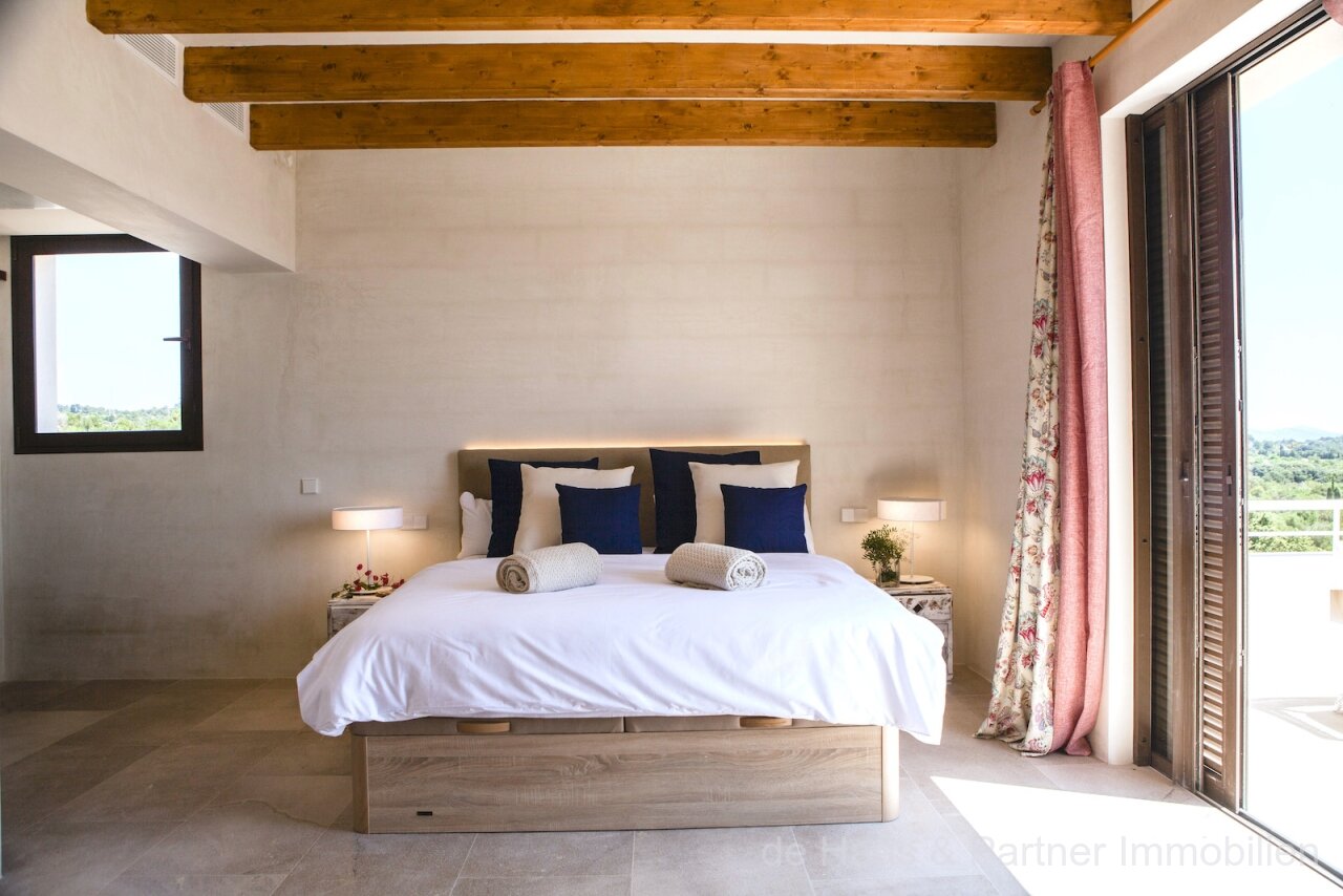 Very large finca in a prime location with fantastic views to the sea