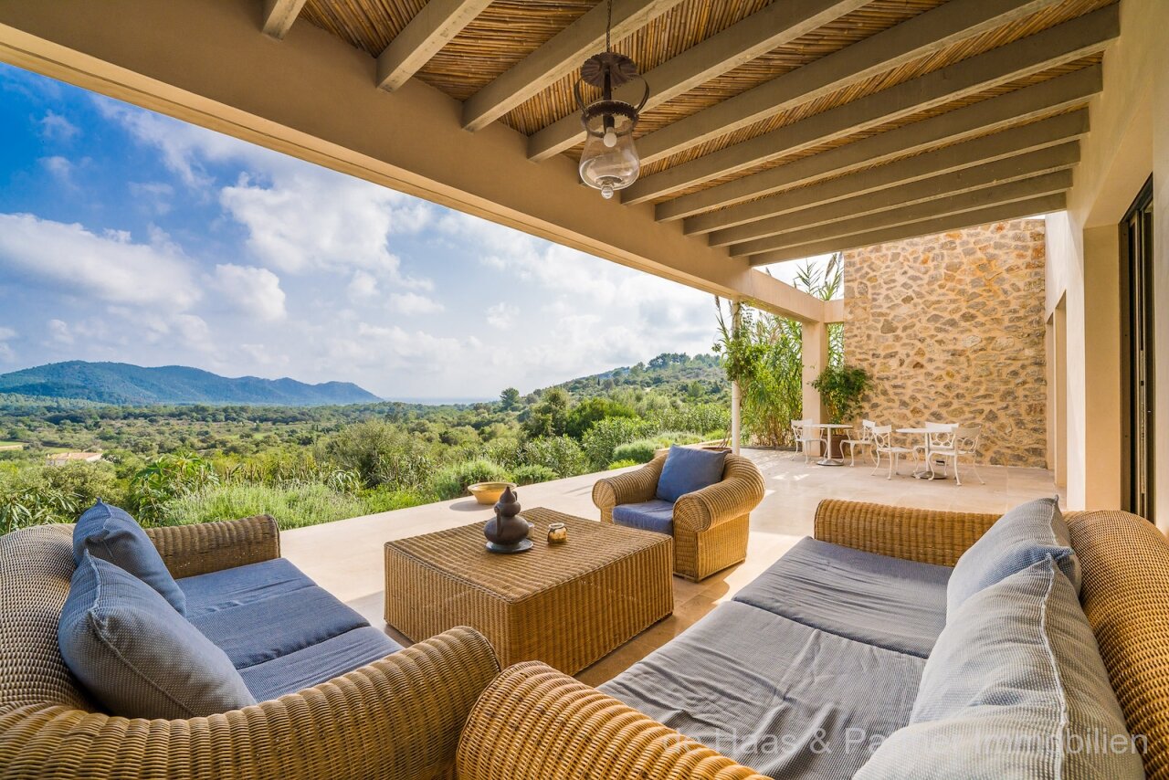 Very large finca in a prime location with fantastic views to the sea