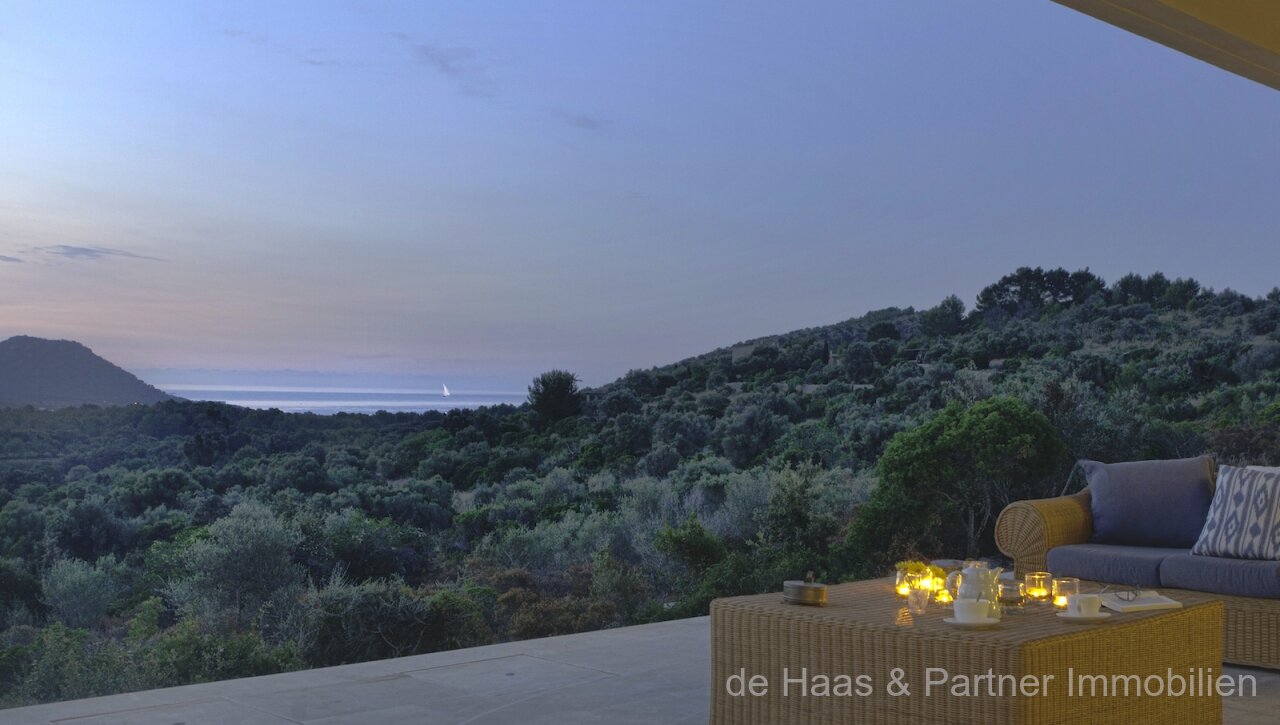 Very large finca in a prime location with fantastic views to the sea