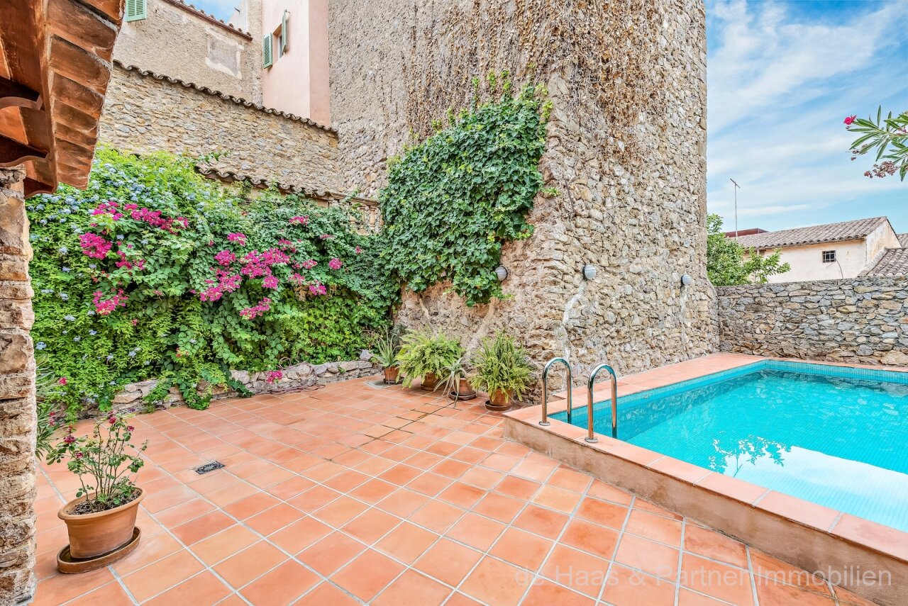 Charming townhouse with large patio, pool and roof terrace