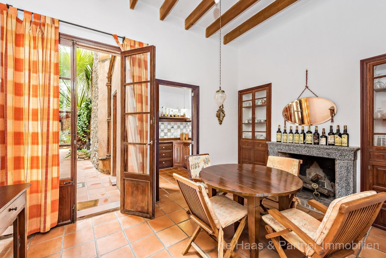 Charming townhouse with large patio, pool and roof terrace