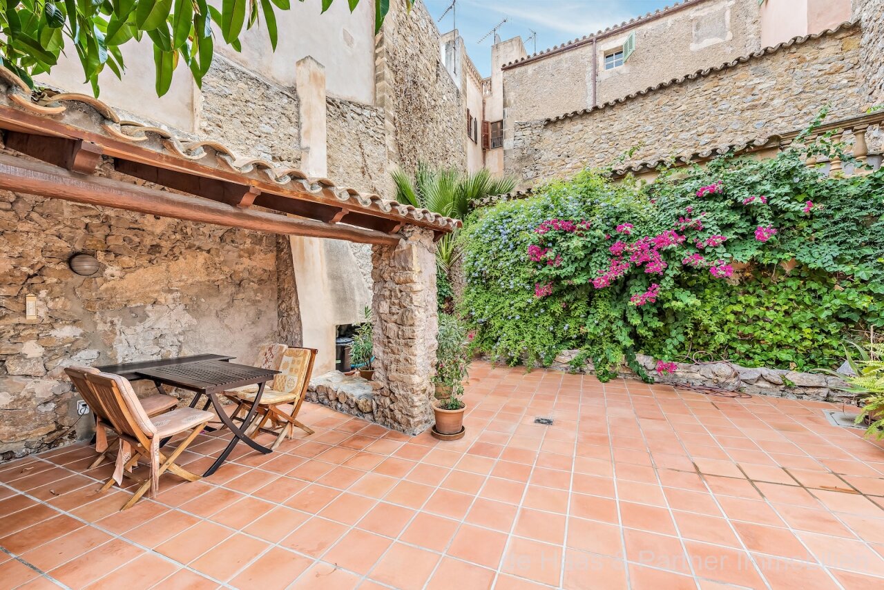 Charming townhouse with large patio, pool and roof terrace