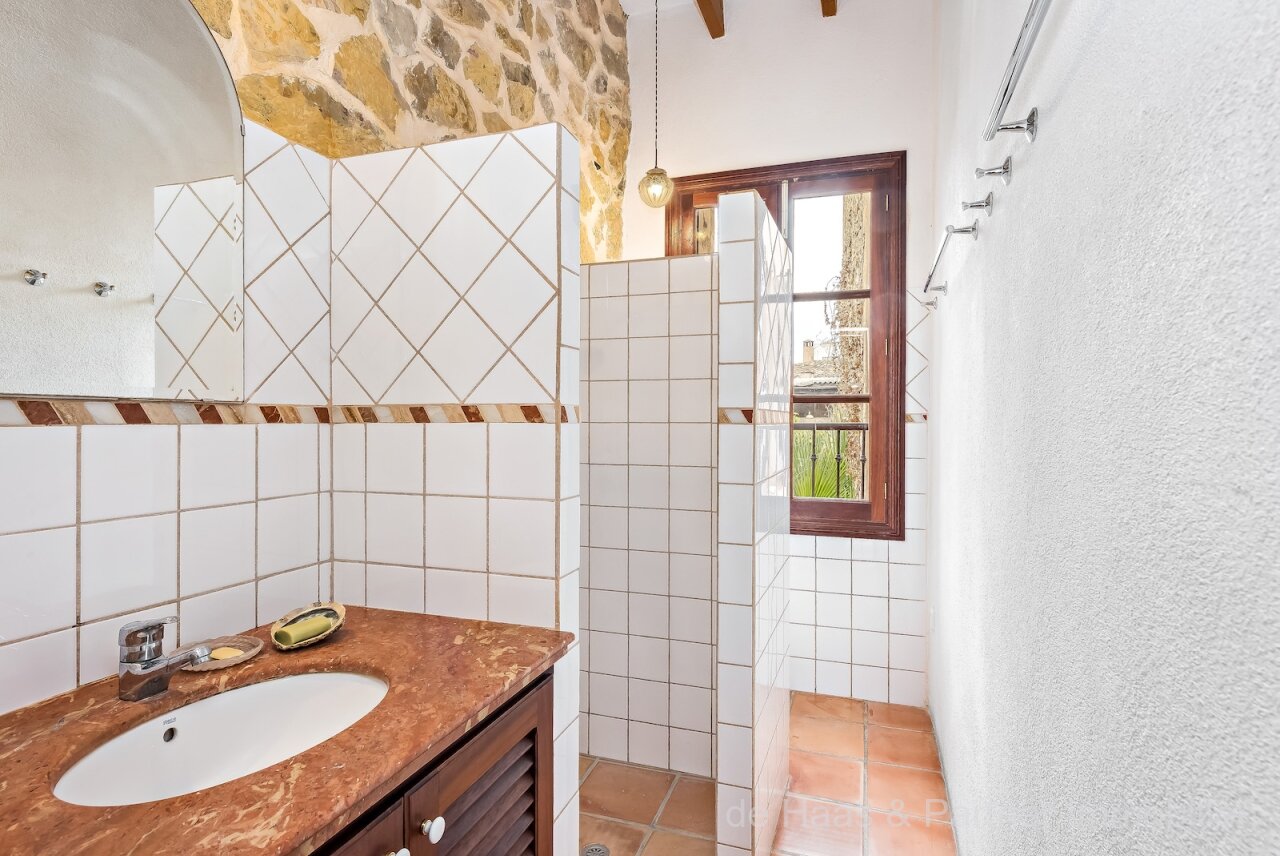 Charming townhouse with large patio, pool and roof terrace