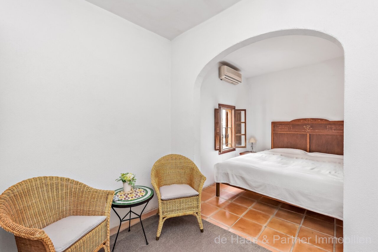 Charming townhouse with large patio, pool and roof terrace