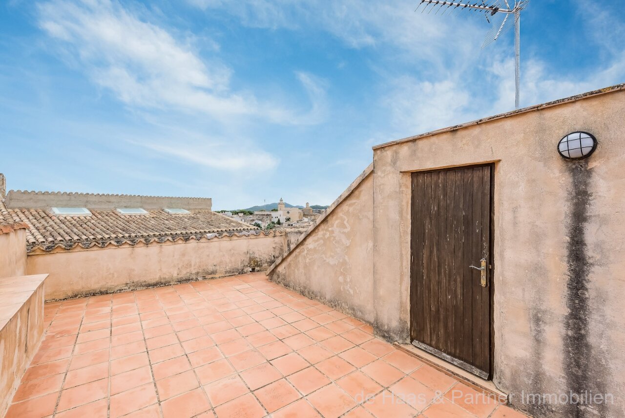 Charming townhouse with large patio, pool and roof terrace