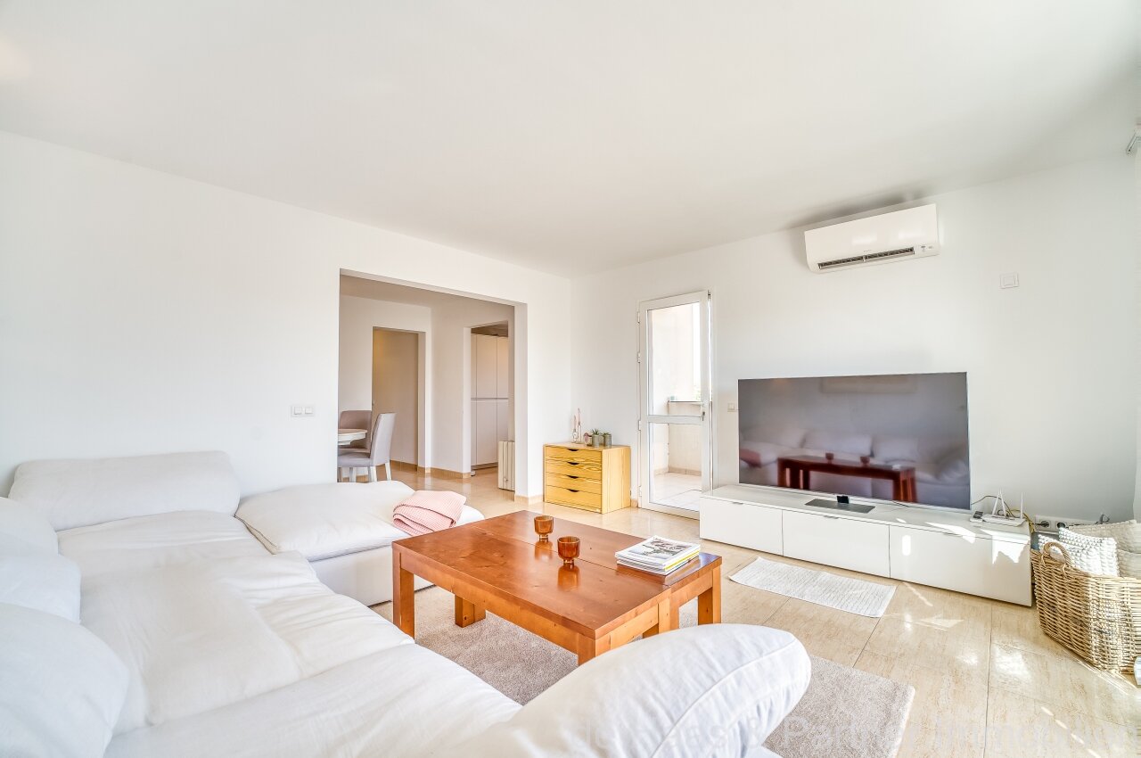 Renovated flat with small sea view and walking distance to the beach