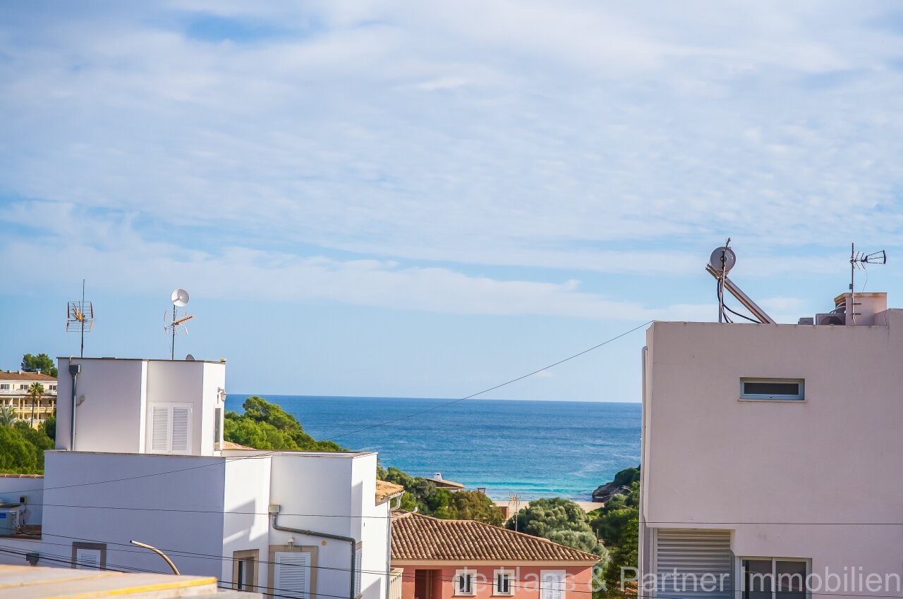 Renovated flat with small sea view and walking distance to the beach