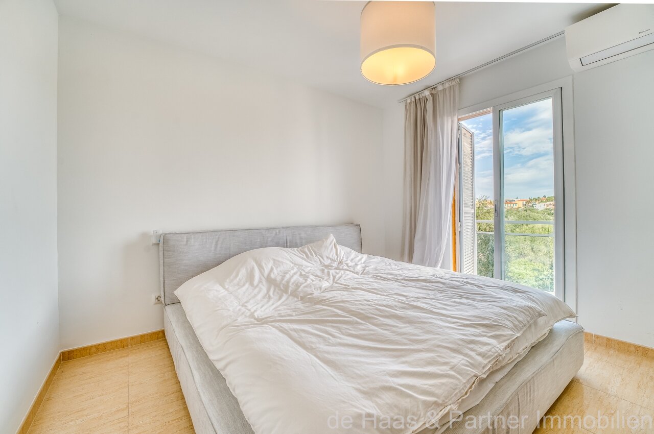 Renovated flat with small sea view and walking distance to the beach