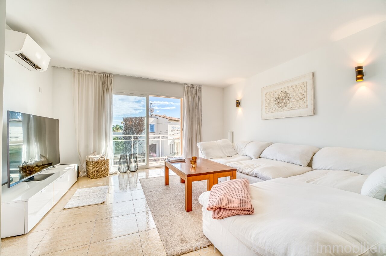 Renovated flat with small sea view and walking distance to the beach