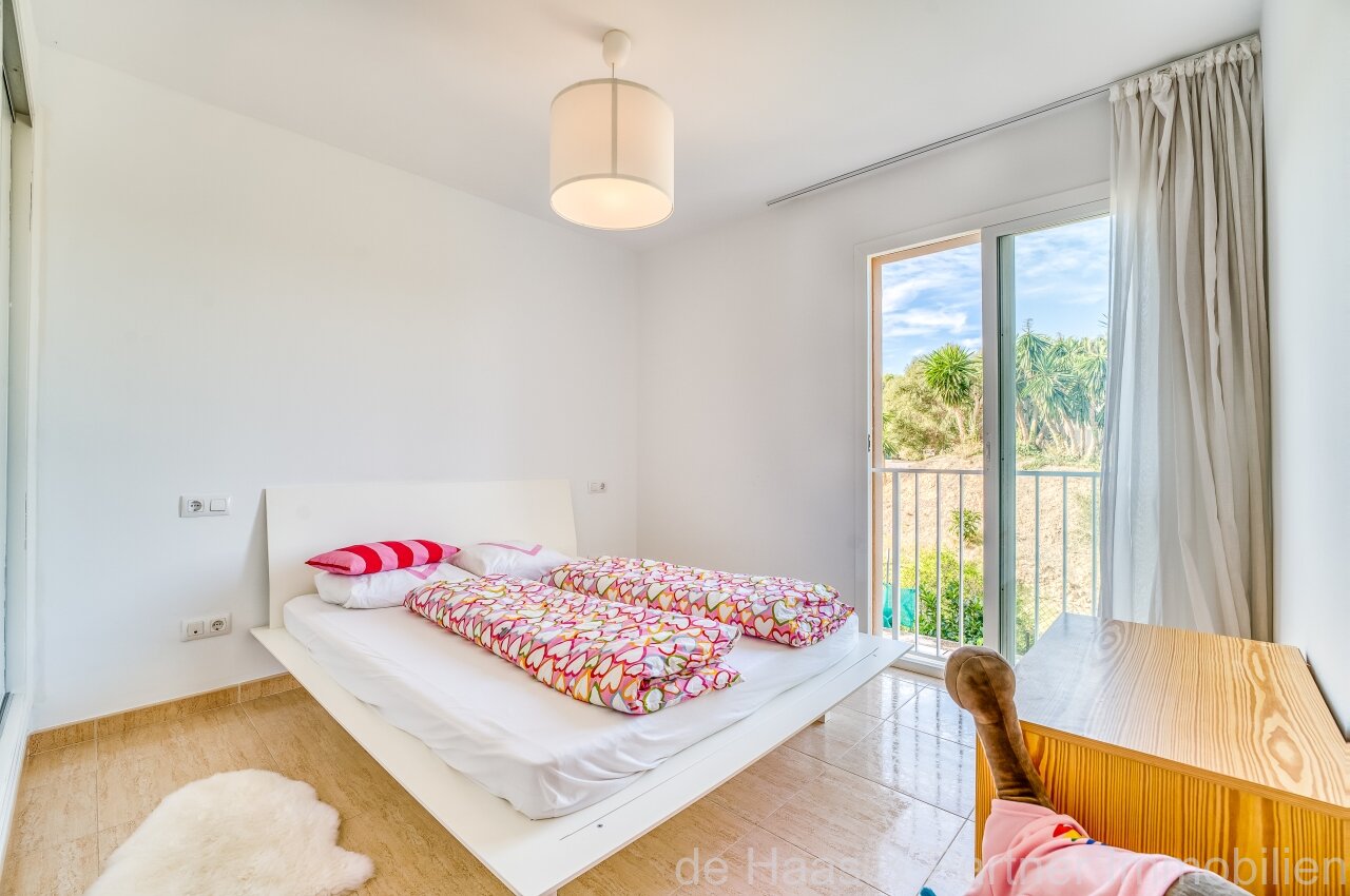 Renovated flat with small sea view and walking distance to the beach