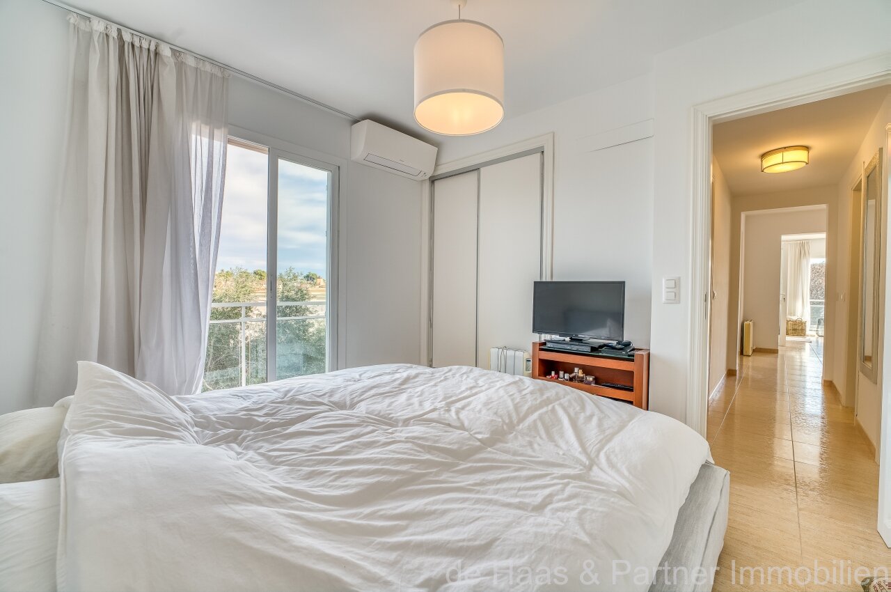 Renovated flat with small sea view and walking distance to the beach