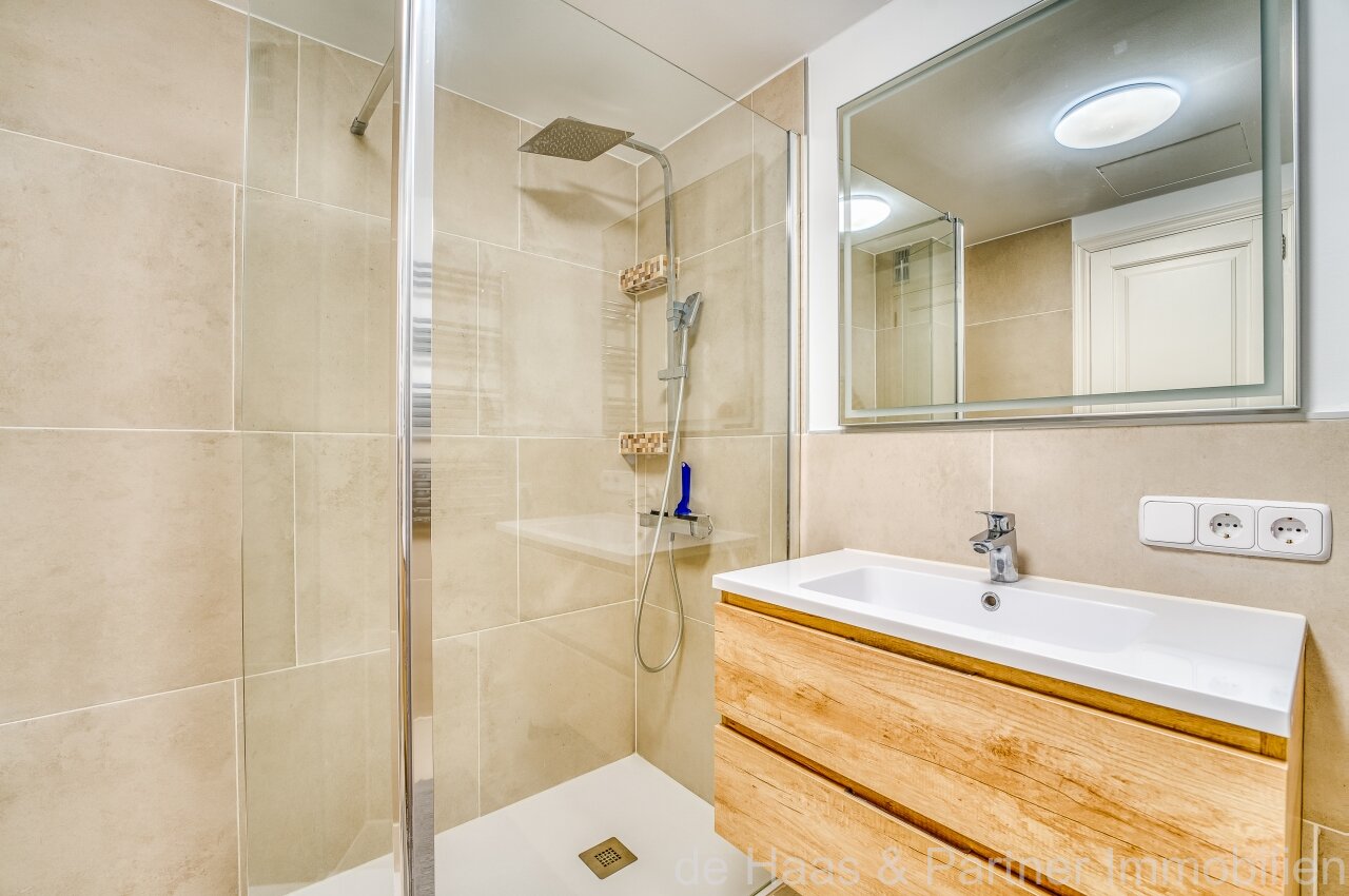 Renovated flat with small sea view and walking distance to the beach