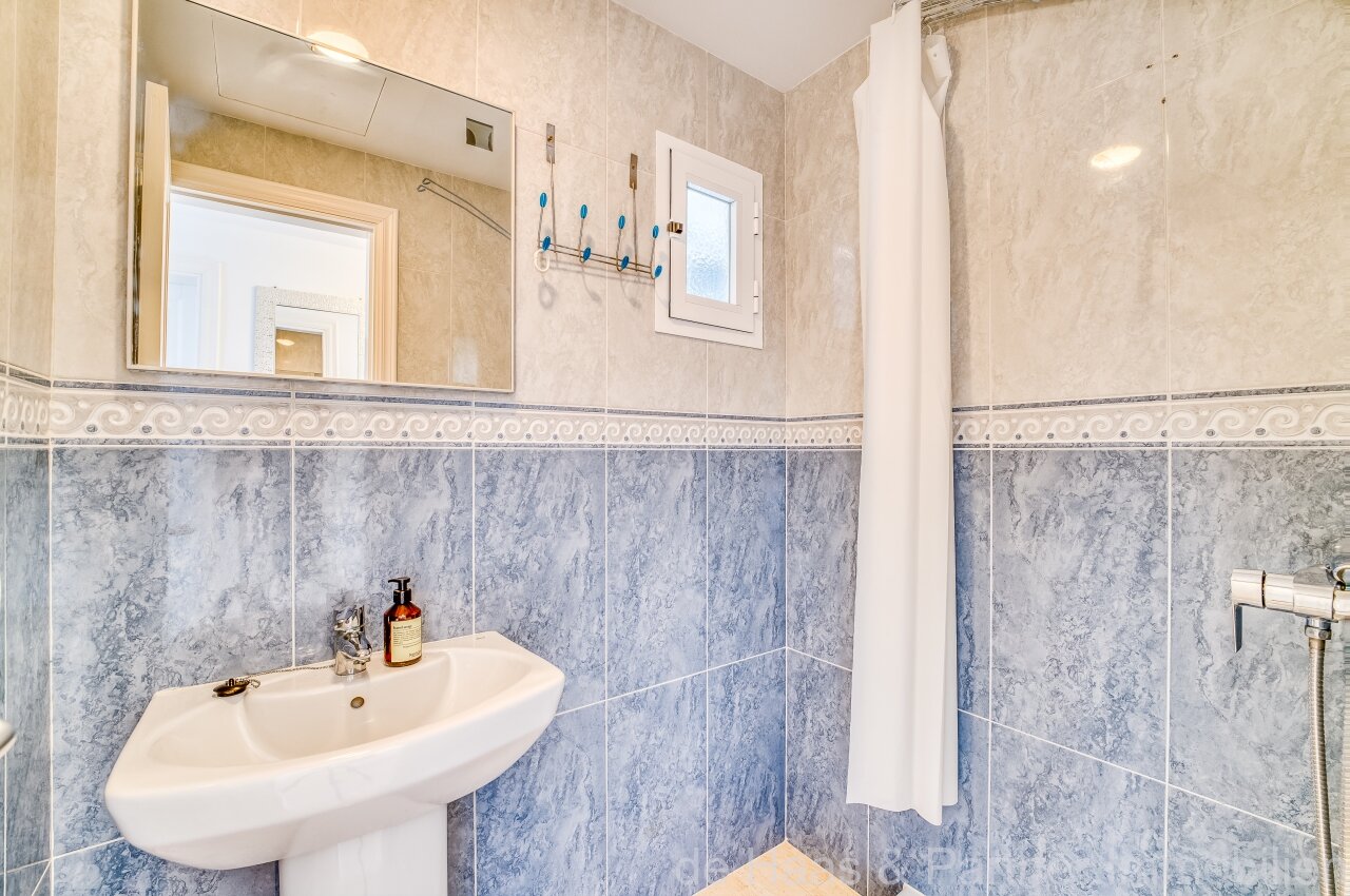 Renovated flat with small sea view and walking distance to the beach