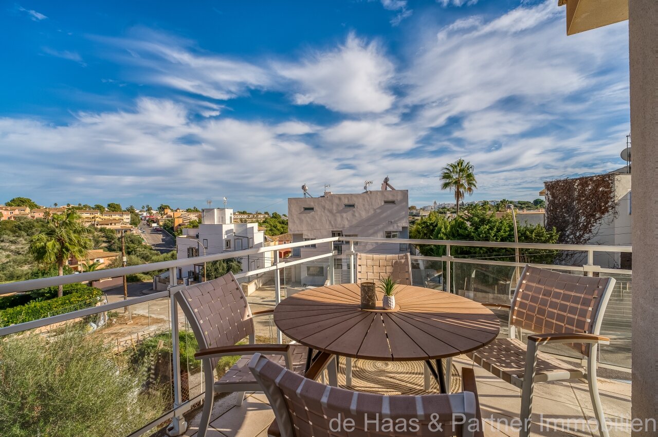 Renovated flat with small sea view and walking distance to the beach