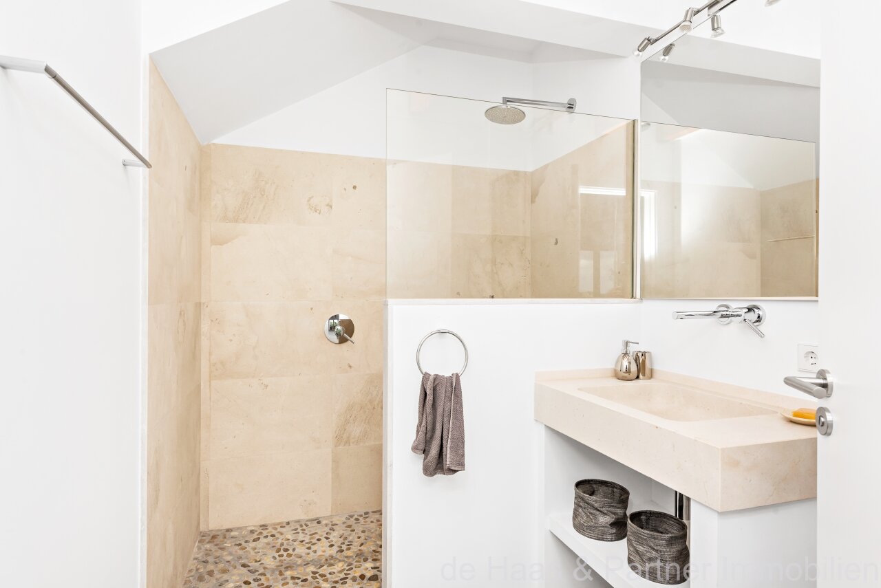 Fantastic finca with distant sea views to the south-west and over the north coast