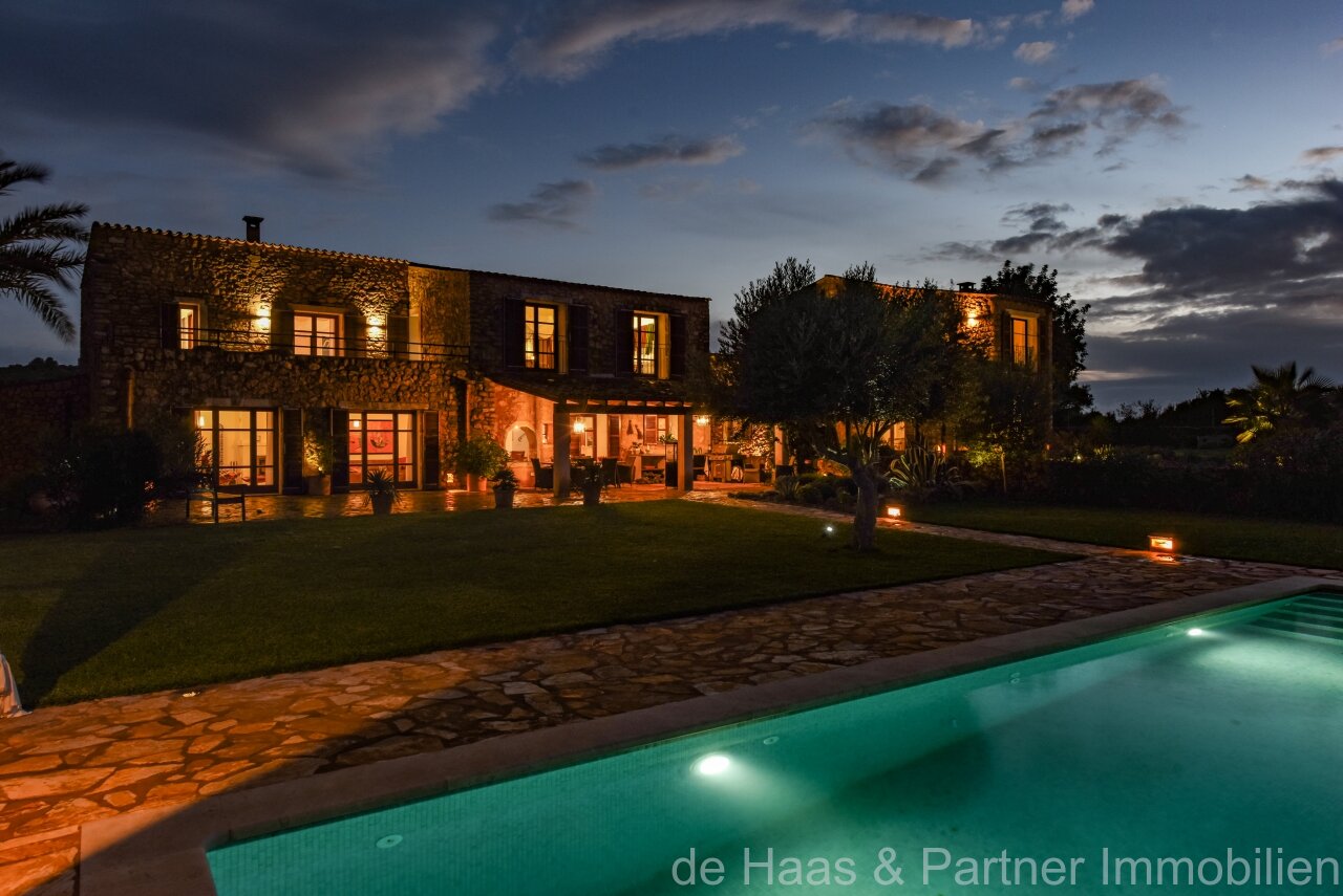 Fantastic finca with distant sea views to the south-west and over the north coast