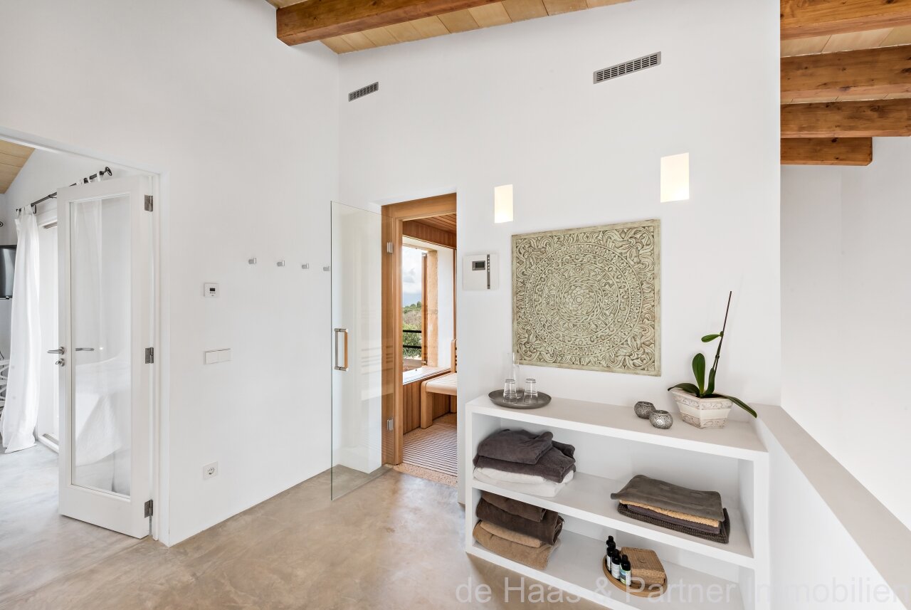 Fantastic finca with distant sea views to the south-west and over the north coast