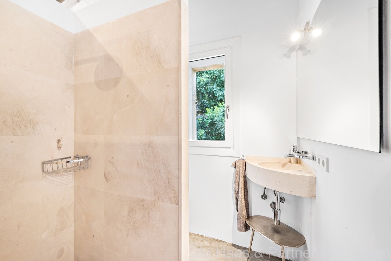 Fantastic finca with distant sea views to the south-west and over the north coast