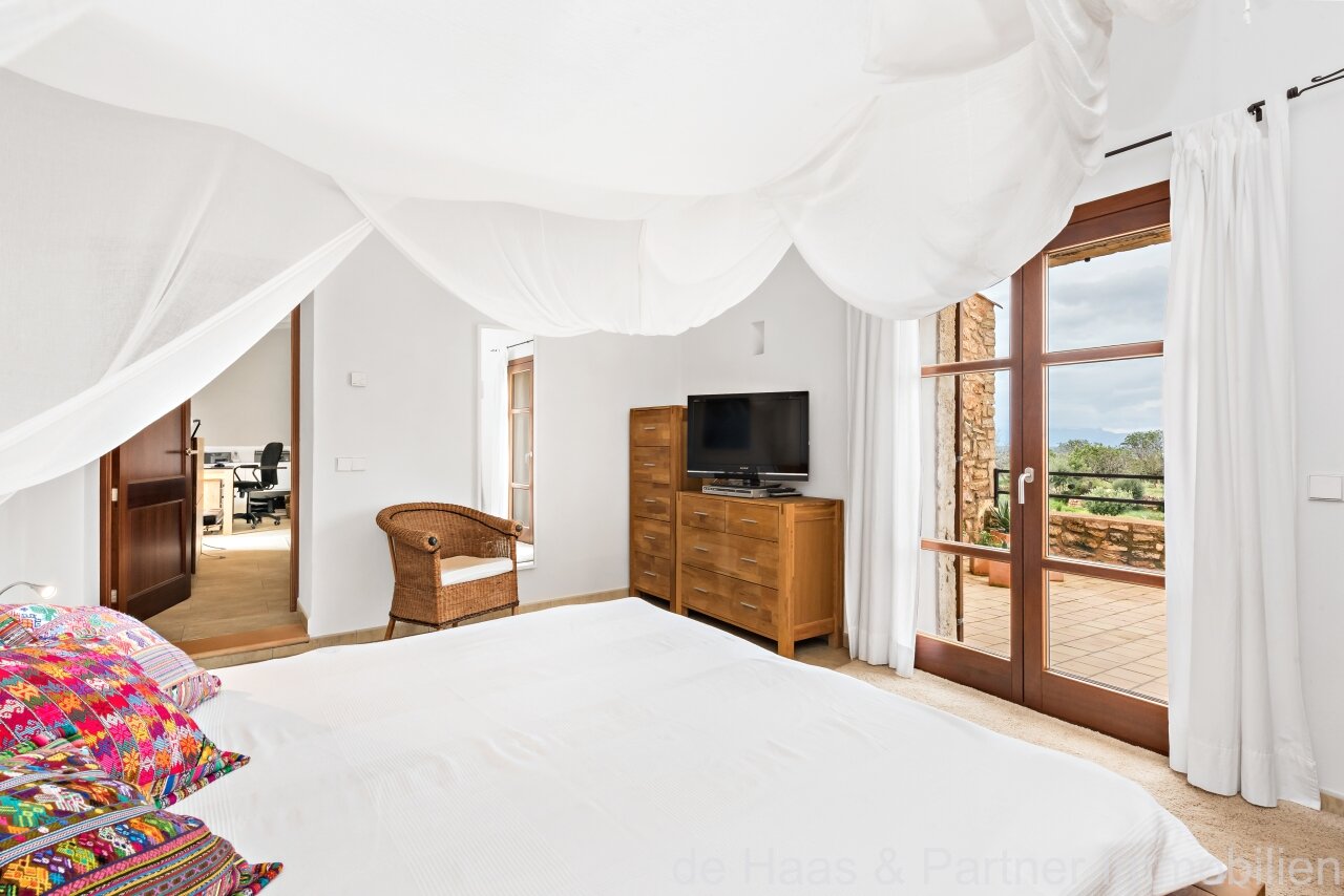 Fantastic finca with distant sea views to the south-west and over the north coast